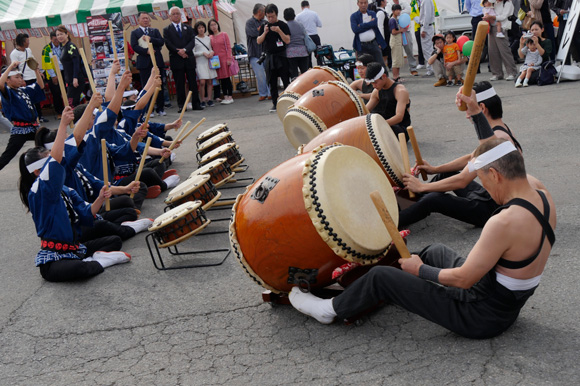 イベントに花を添えた太鼓。地元の子どもたちもがんばります