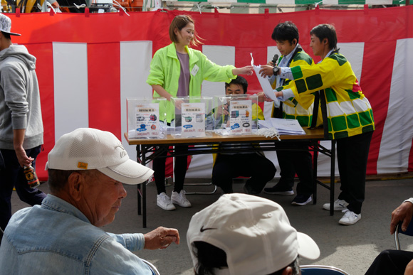 即売会の抽選風景。参加者は固唾を呑んで見守ります