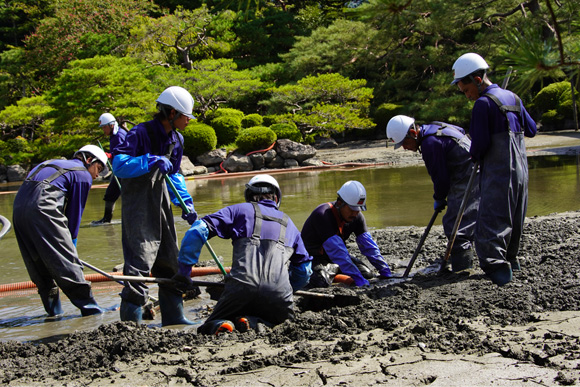 様々な難しい条件の中、手作業で工事が続きます